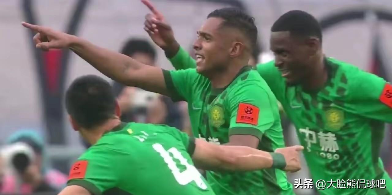 超级杯开打，比赛进行到第32分钟，国安外援达万世界波破门。国安1-0领先上港！