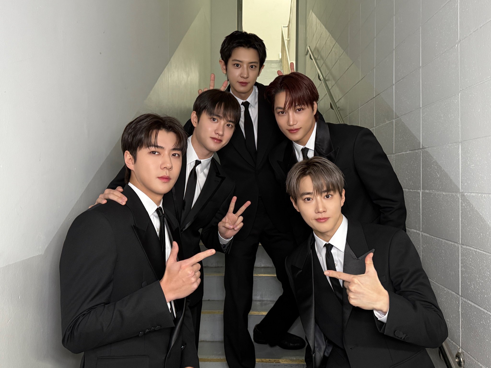 今日EXO MMA合影公开Everybody knows what’s up⛓️