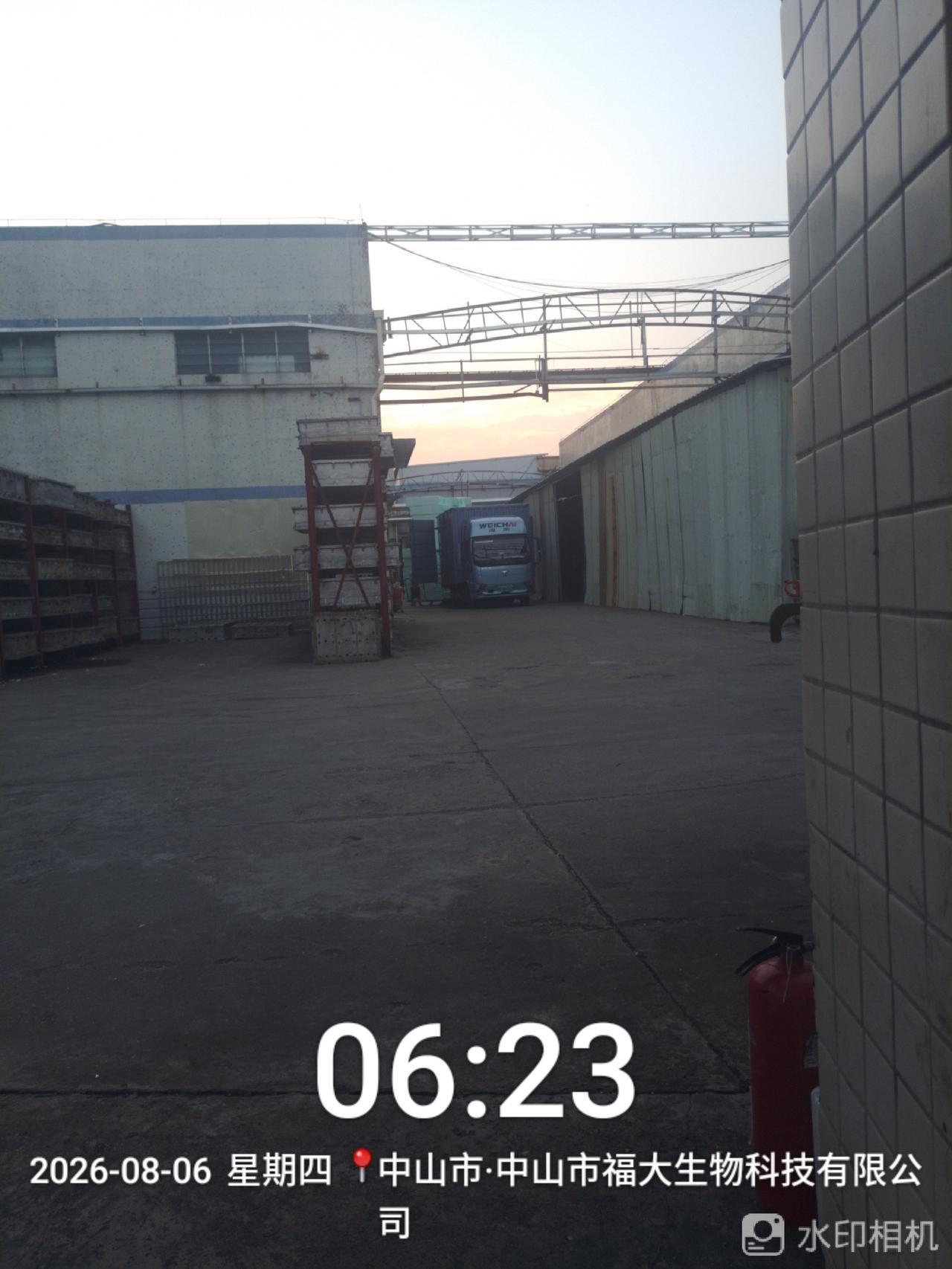 生活不容易呀，每天早上一大早，大概早上5点多吧，对面厂就很多车开始装货了，我们厂