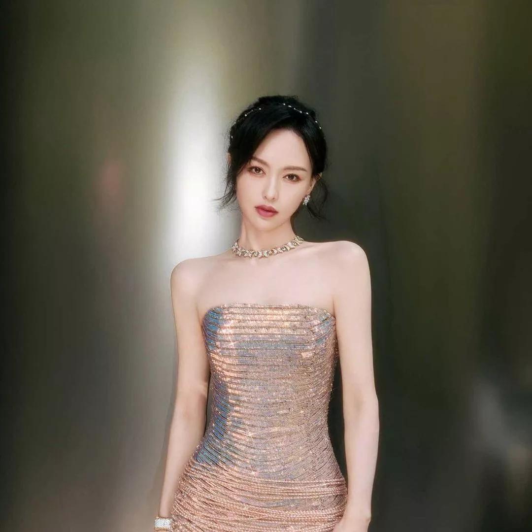 优雅迷人，金色晚礼服，闪耀夺目！💃✨