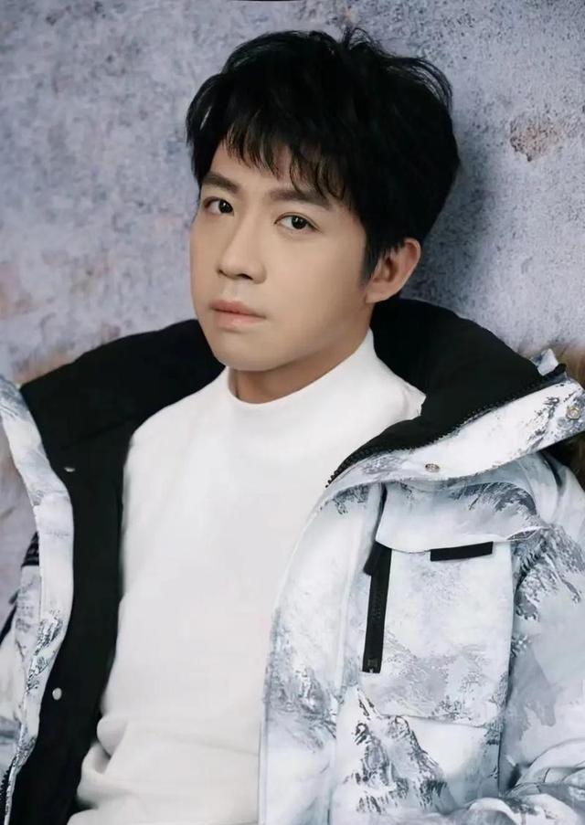 俞灏明说：“我烧伤之后，好多人都怕看到我，觉得我是怪物，只有两个人把我当家人一样