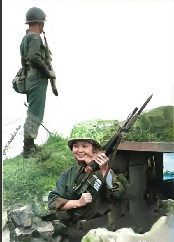 1981年，邓丽君登上金门岛，身穿台军军服的她，手里举着的好像是一把M16，笑得