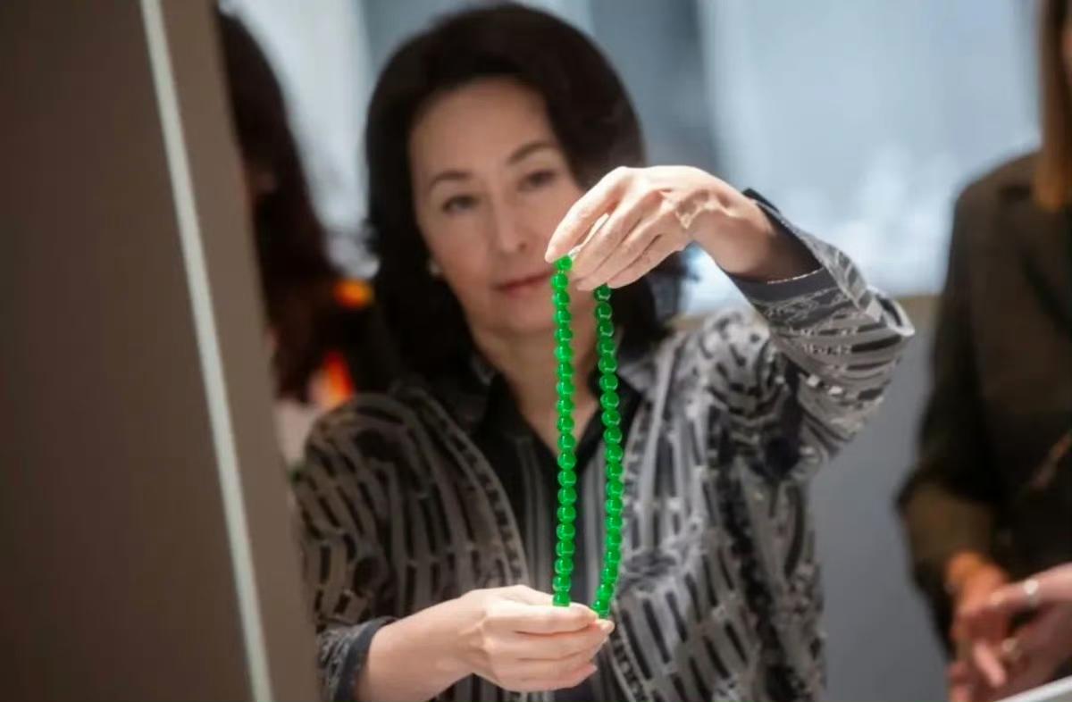 看来赌王一家都喜欢帝王绿，
三太四太就有不少帝王绿珠宝，
何超琼更是偏爱于此。
