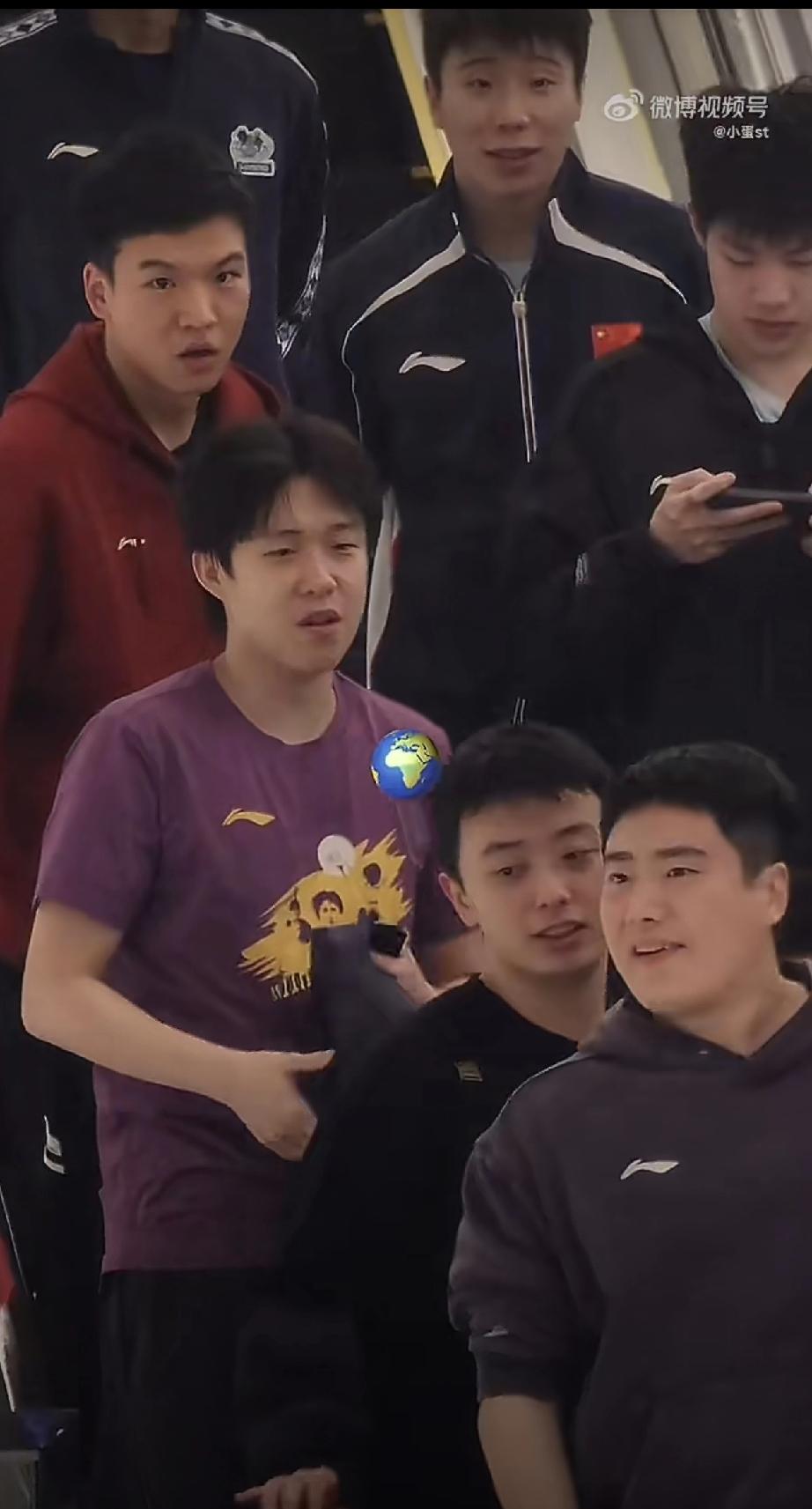 看看咱们国乒男队的这帮好孩子，一个比一个帅啊[笑哭]，
大胖只有和王楚钦在一起的