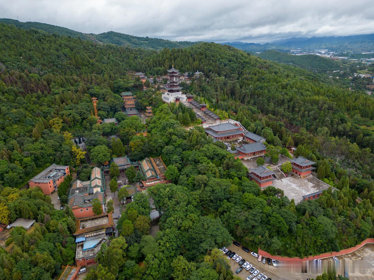 盘龙寺，是昆明香火最旺的寺院之一，它位于滇池东岸晋宁区盘龙山，距离昆明市区约40
