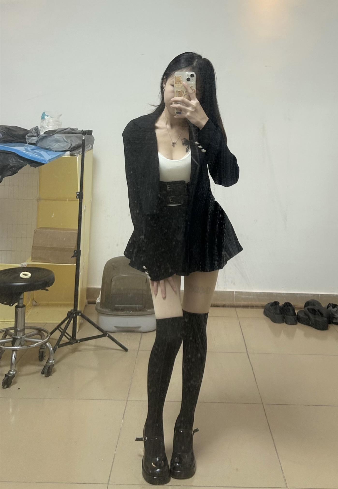 以前总不明白 为什么两个互相喜欢的人 不能一直走下去 其实是有一个人在说谎