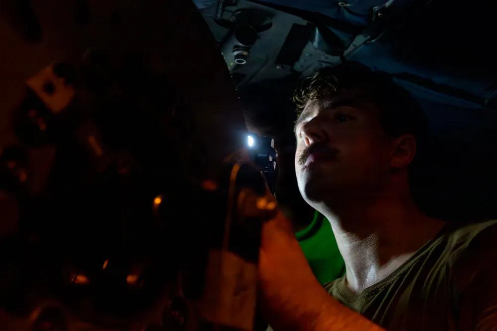 航空母舰上“地勤”也是一个技术“活”。
2025年12月21日，南海，美国海军航