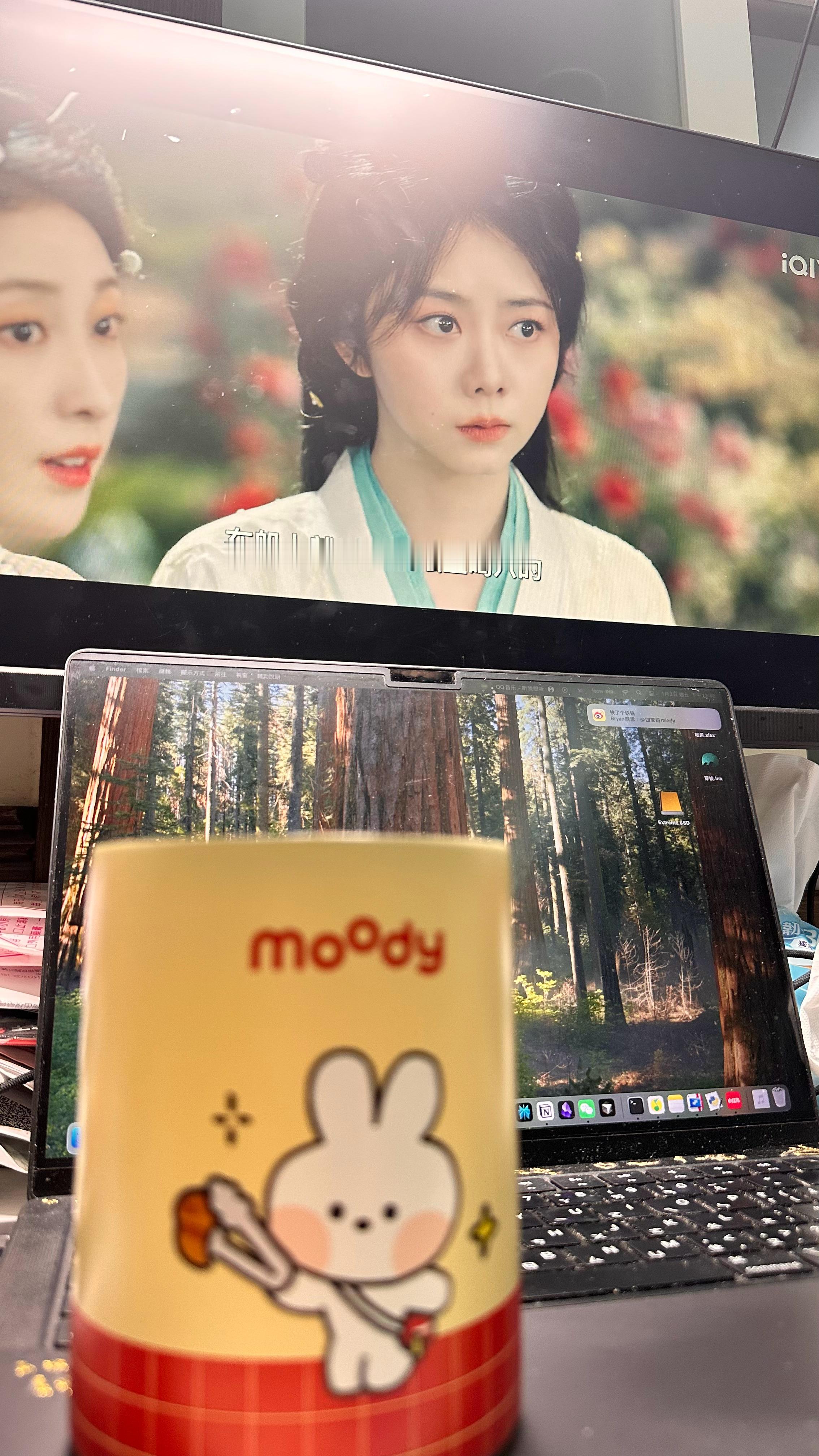 谭松韵肖瑶 用着谭松韵送的杯子泡茶看逍遥舒服 