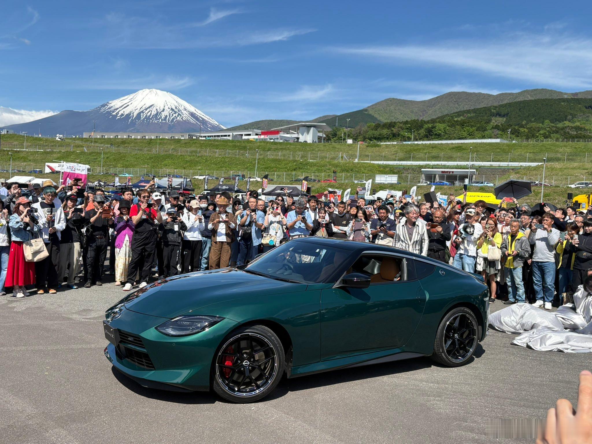27款日产RZ34 Fairlady Z于今早实车亮相。外观上采用复刻初代 S3