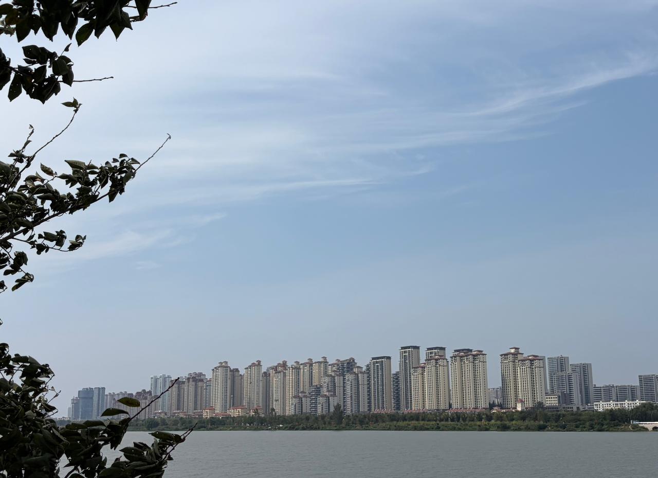 70年出生的马老师，扎根讲台三十余年，最后却带着遗憾退休了。

她教书踏实认真，