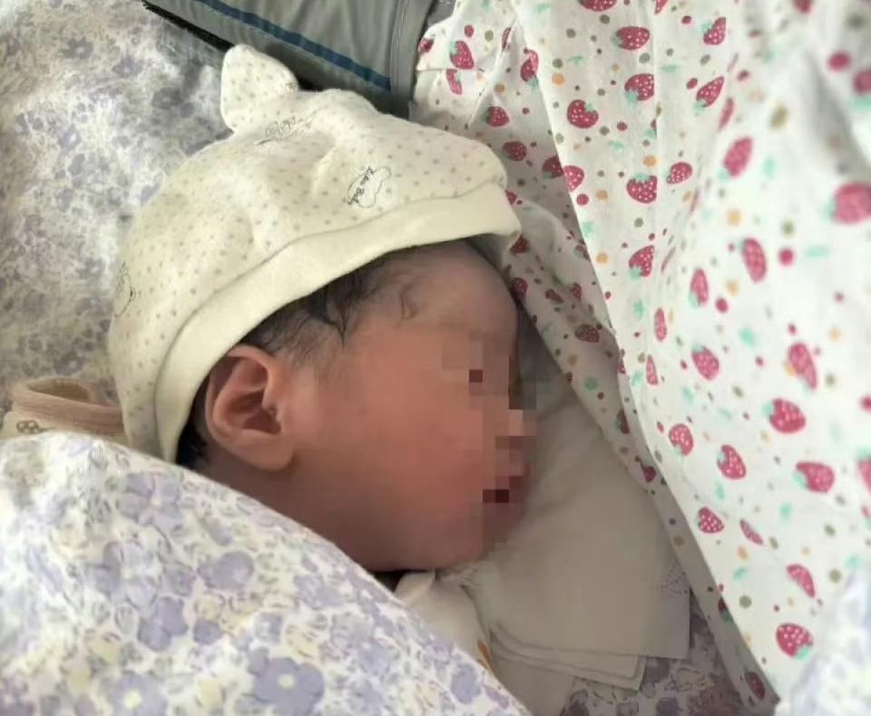 27天婴儿黄疸治疗夭折！44分钟监控真相戳痛无数父母
 
安徽合肥这事儿看得人心