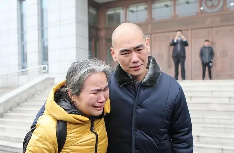 2005年，山东一个16岁少年被警察带进审讯室，要他供认强奸杀人的案情。少年吓坏