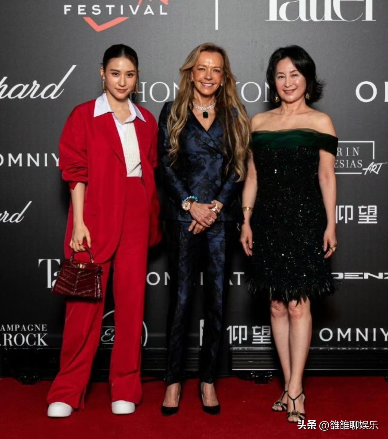 何超琼、何超莲，高调上热搜。

3月28日，何超莲和何超琼同框的画面刷屏了，本以