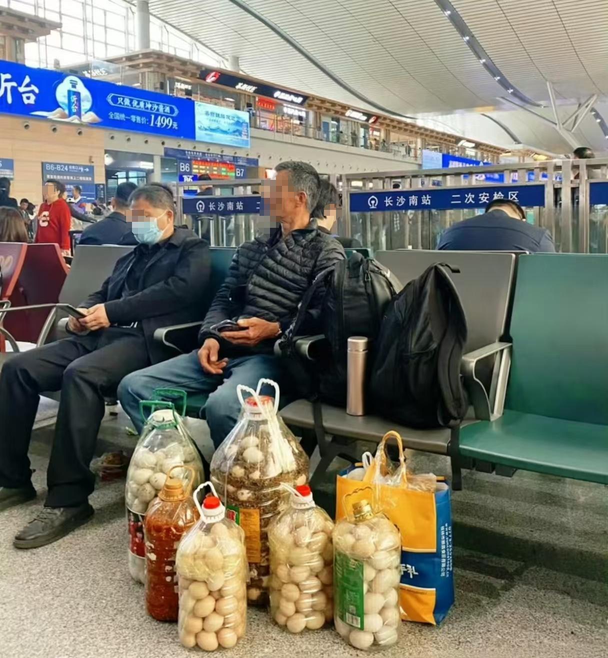 美国一边打贸易战一边求鸡蛋 土鸡蛋的信仰，估计是拿去送人的. ​​​