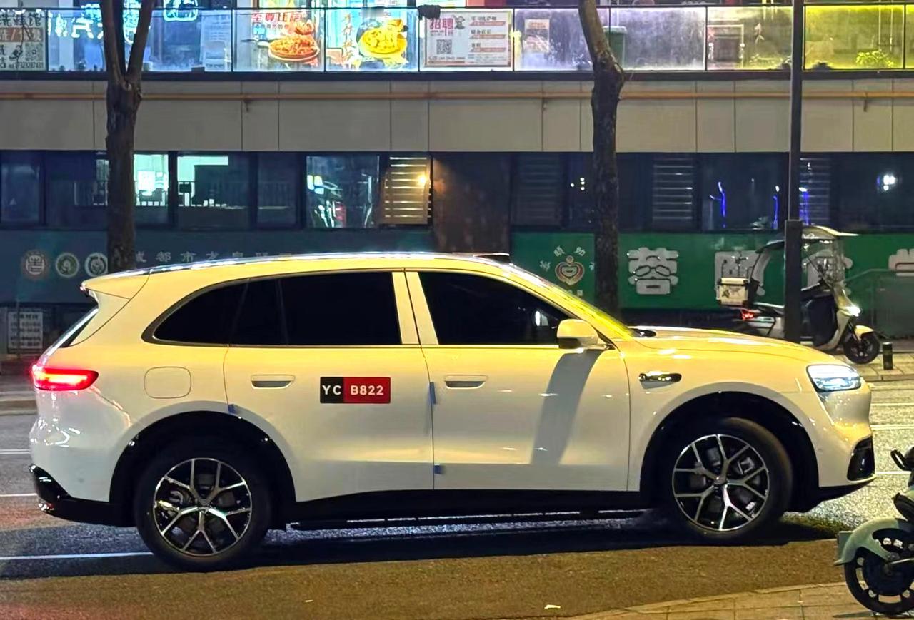 疑似网友拍到的问界M6无伪装测试车，看起来比官宣的要好看很多啊！

从外观来看，