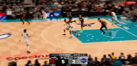 鲍尔上篮！！打进！！ 