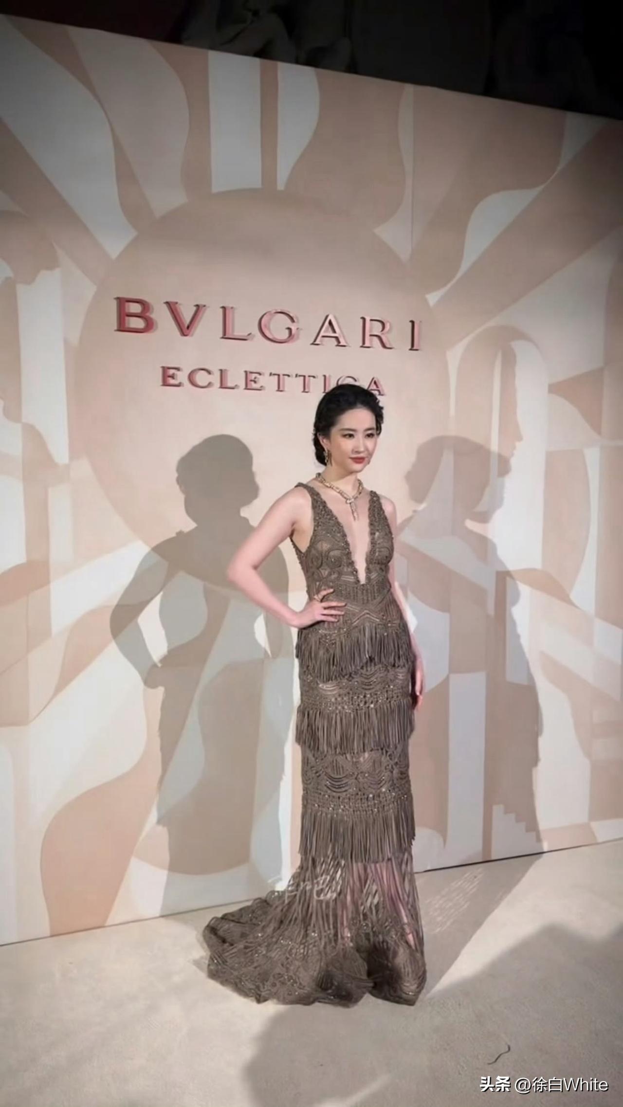3月24日，刘亦菲身穿春夏深V流苏高定礼服，出席米兰宝格丽高级珠宝全球发布会
以