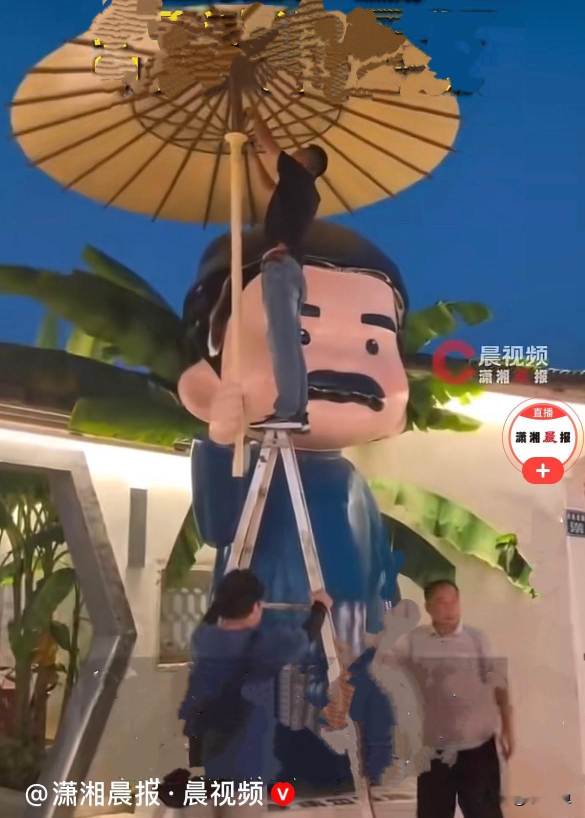 近日，浙江绍兴鲁迅故里景区，为应对强台风，工作人员细心排查风险，科学防护。鲁迅雕
