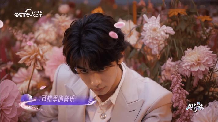 罗一舟星河告白唱出七夕专属的甜虚拟与现实交织组成的浪漫七夕 科技感的舞台没让人觉