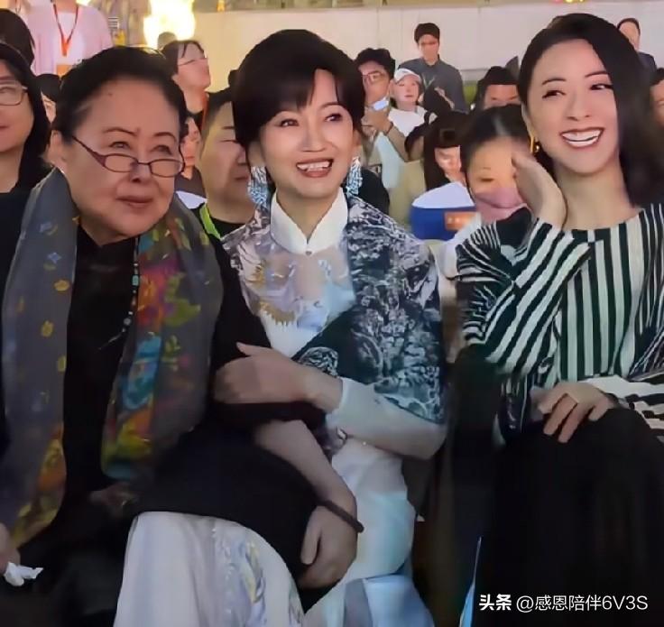 看到这画面，心里不禁一暖，高娃老师也太暖心了！瞧芝姐穿得单薄，她直接伸手将芝姐捂