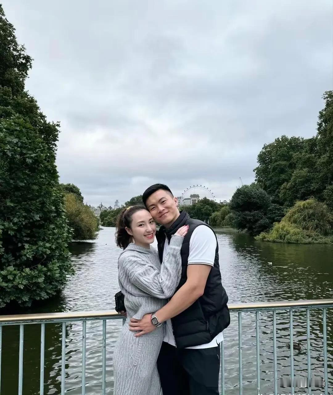 超云和她的未婚夫，浪漫满溢!她一袭露背裙，优雅转身间，吸睛无数，真是爱情里最美的