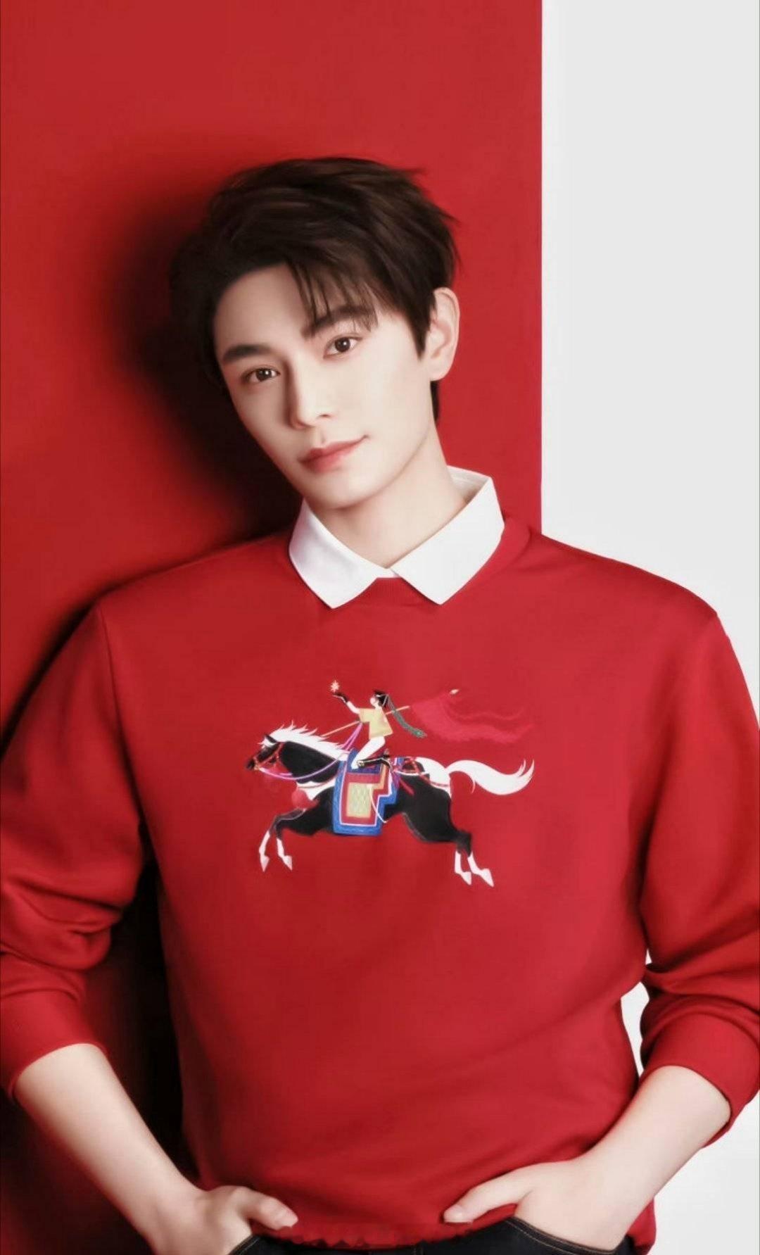 丁禹兮提前祝大家马年红红火火了，简直是红衣“斩神”啊