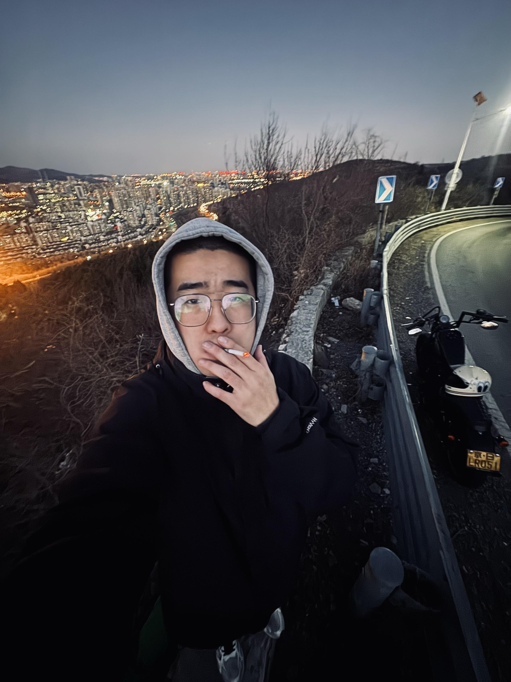 没事也爱骑点小车。都认识的这辈子有了