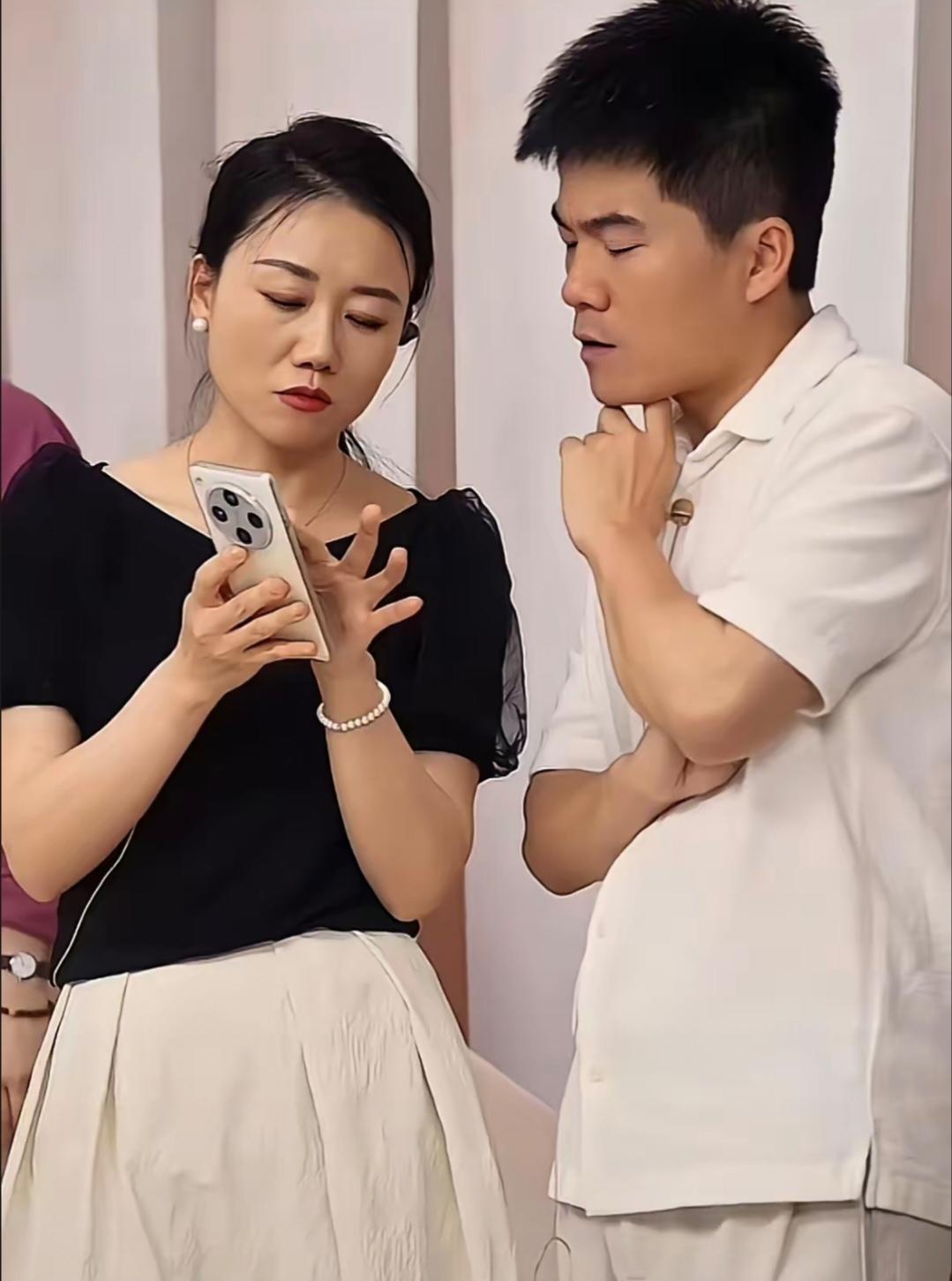 董宇辉不常露面了，大家急着找替身，可销量却没掉下来。
他不在直播间，但“与辉同行