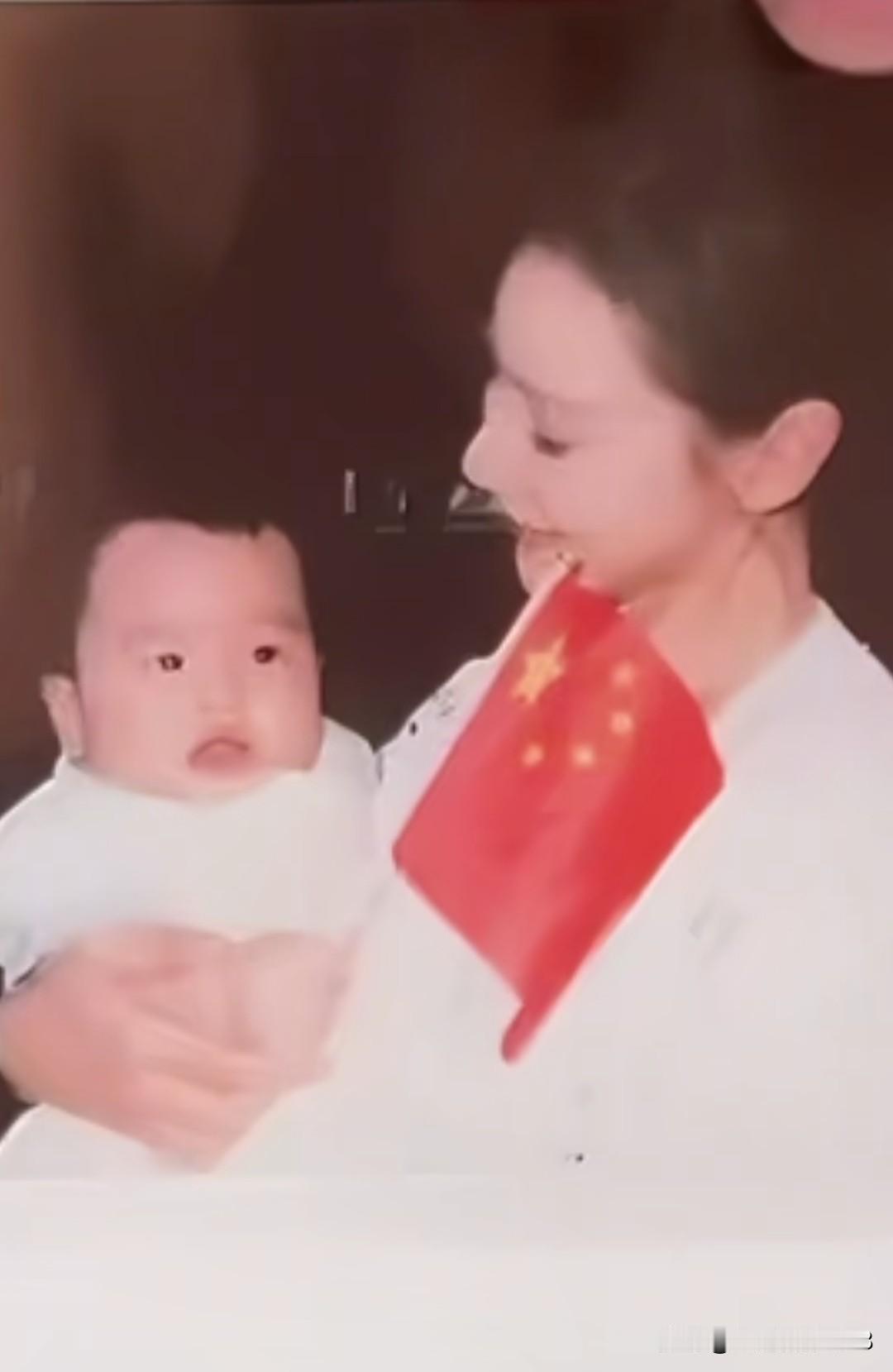 马筱梅刚刚分享了汪宝手握国旗的照片，宝贝从小就接受爱国教育，他那黑溜溜的大眼睛，