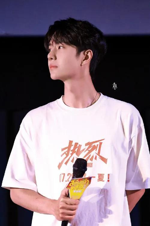 黄渤、王一博和大鹏，应该是今年影视剧最“忙”的三个人了吧。
黄渤：年初一部《打开