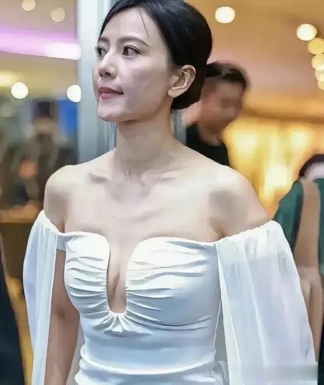 救命！谁懂啊家人们！内娱颜值天花板高圆圆这次居然穿衣“翻车”了！
 
都知道高圆