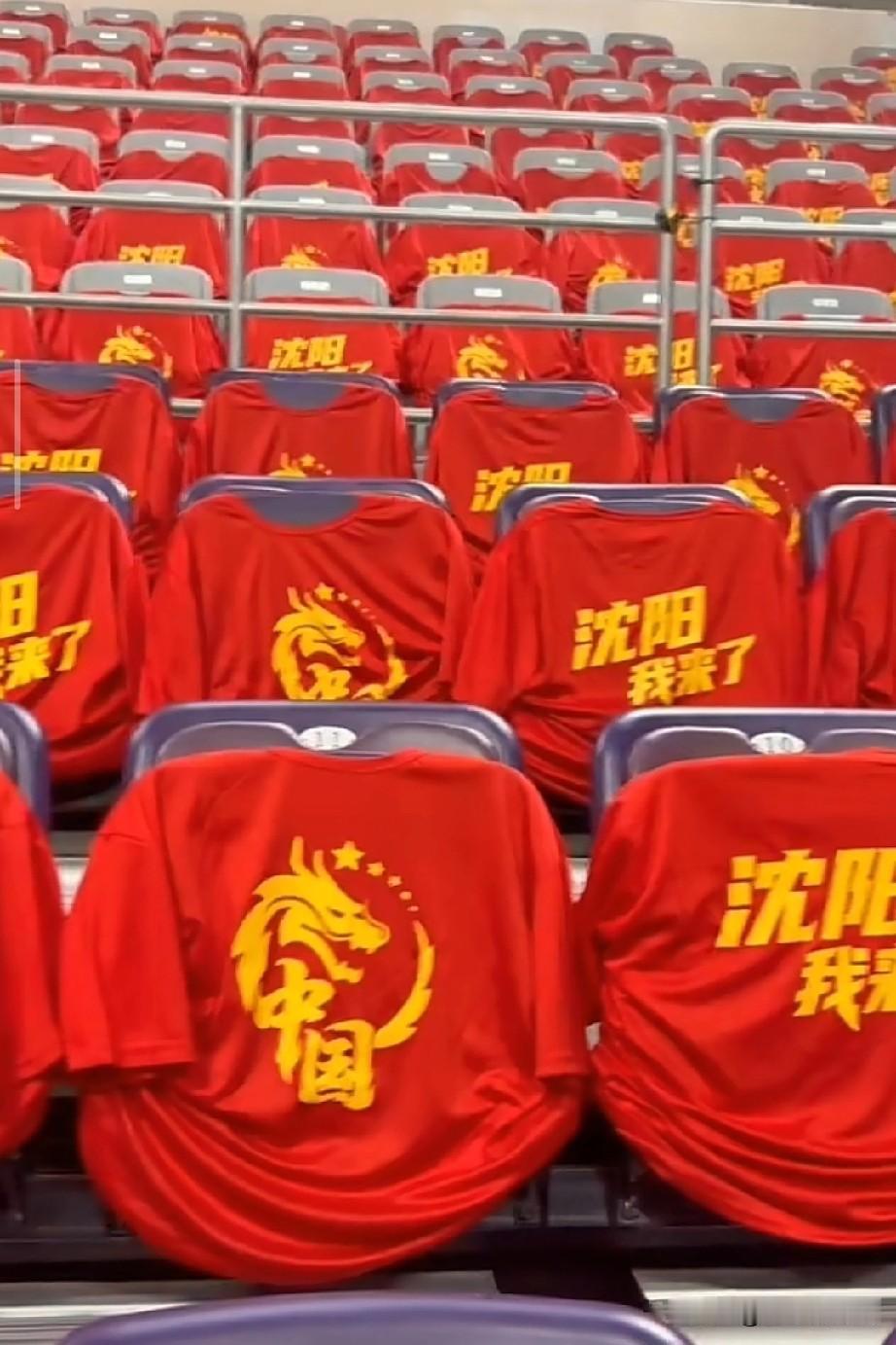 果然，辽宁体育馆呈现红色的海洋！

世预赛中国对阵日本今晚打响，辽宁体育馆已经布