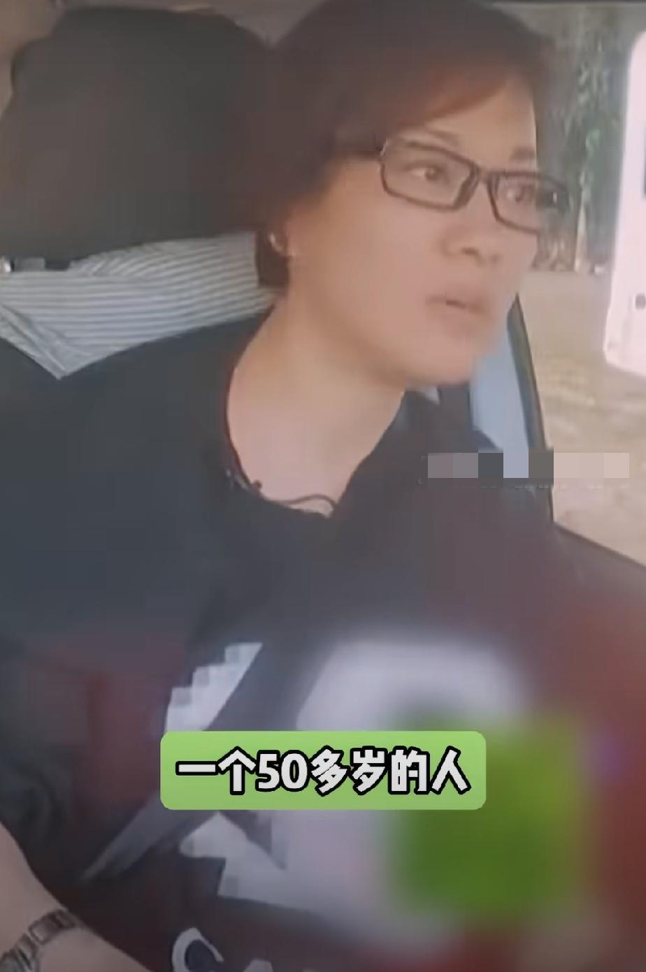 近日网友翻出《花儿与少年2》一些未播出的片段，才发现52岁的毛阿敏当时是带伤参加