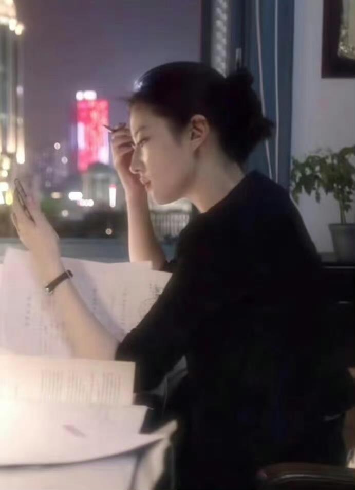 的氛围感有她独属的味道，看一眼就无法忘记。