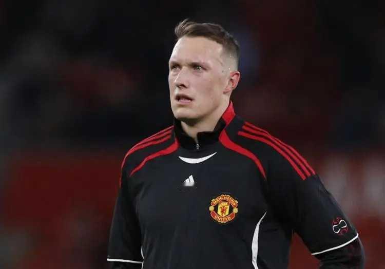 8月17日讯 官方消息，菲尔-琼斯证实自己已经退役。菲尔-琼斯去年夏天离开曼联，