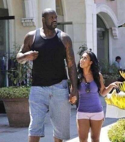 1998年， 奥尼尔 在酒店发现一个落单的男孩，出于同情，他陪男孩玩了一下午，没