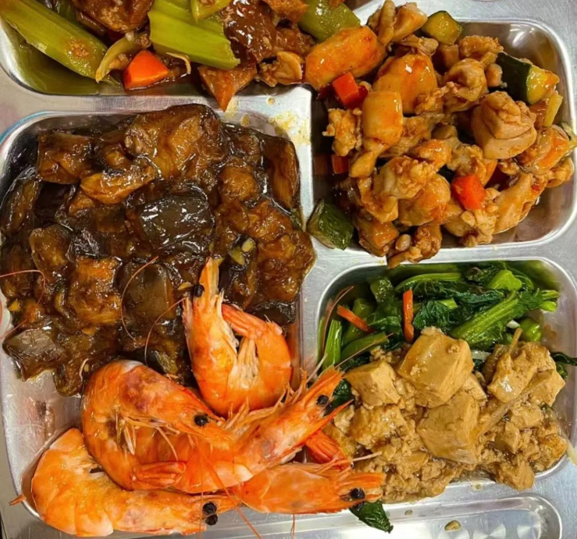 在广东的工厂打工，去食堂吃饭的时候，发现做饭的厨师大多数是四川的，菜品也是以四川