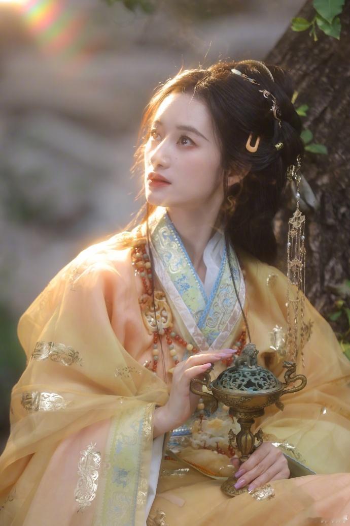 #郭晓婷梦回花楹既视感# 哇哦！郭晓婷的新造型简直太绝了，让人瞬间梦回花楹！那种