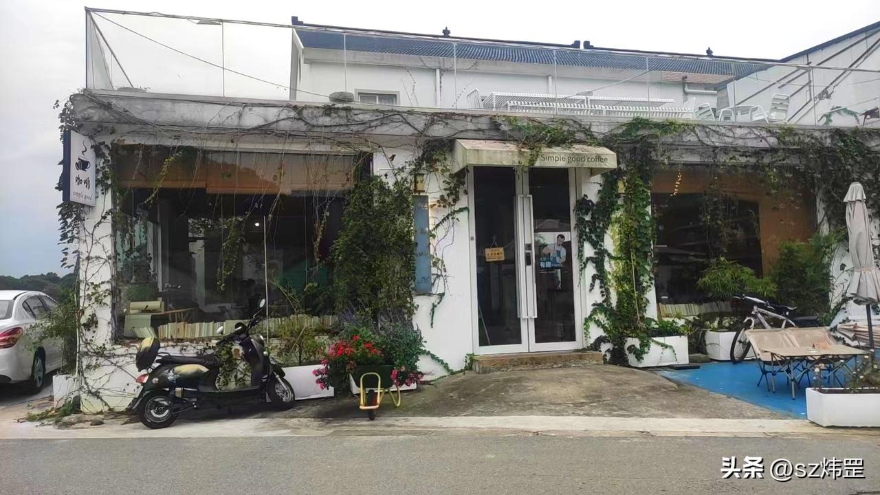 （原创）咖吧与农家菜（二）
服务好顾客，朋友过来，刚想寒喧和怀旧，又有顾客登门。