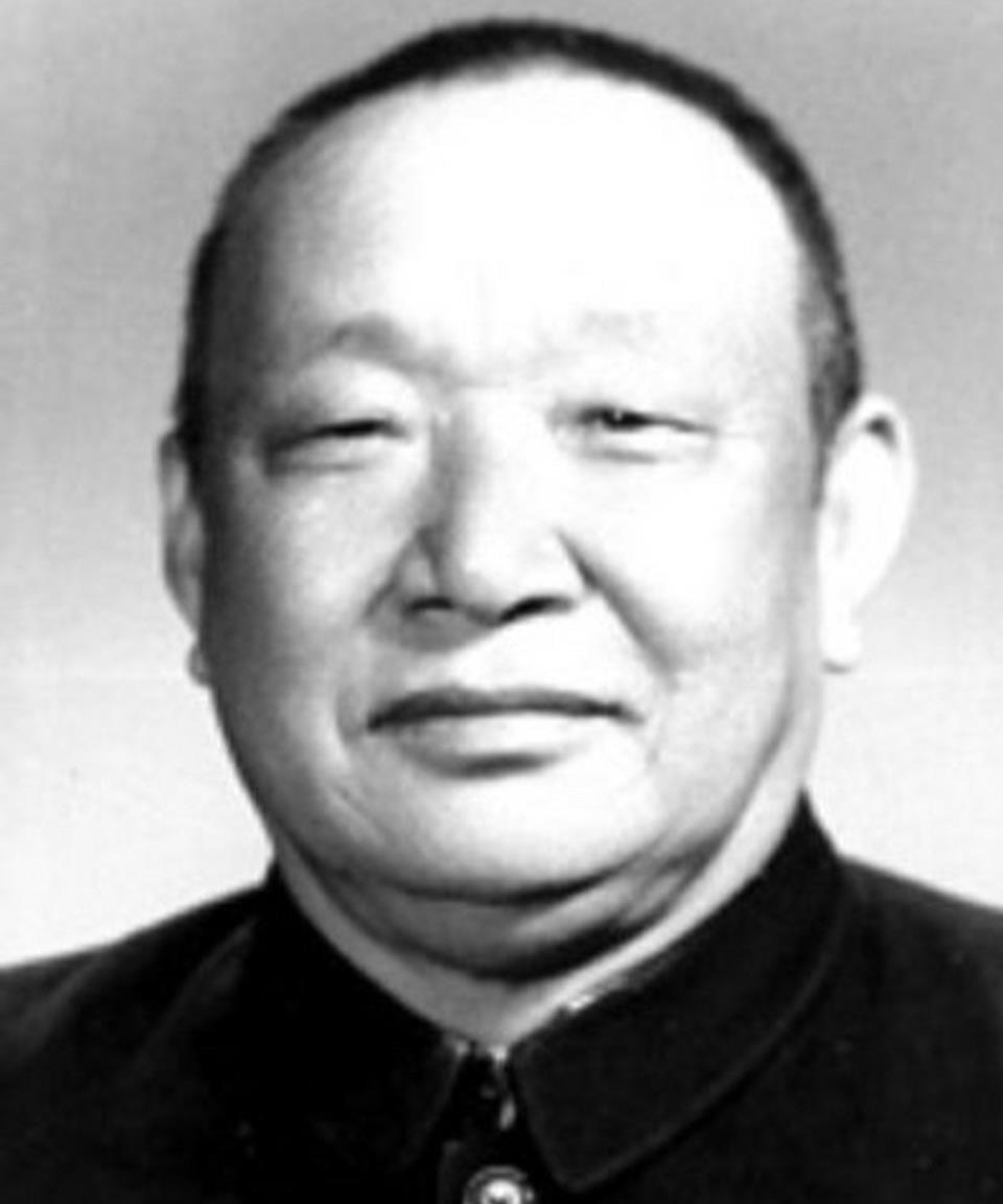 他叫张冲，云南人，是国民党陆军中将。公开场合喊过“剿共”，背地里却偷偷给红军送药