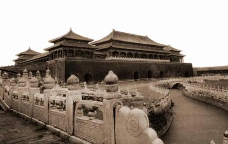 1949年，国家组织了7万人在北京故宫里清理垃圾，耗时整整9个月，清理出了近40