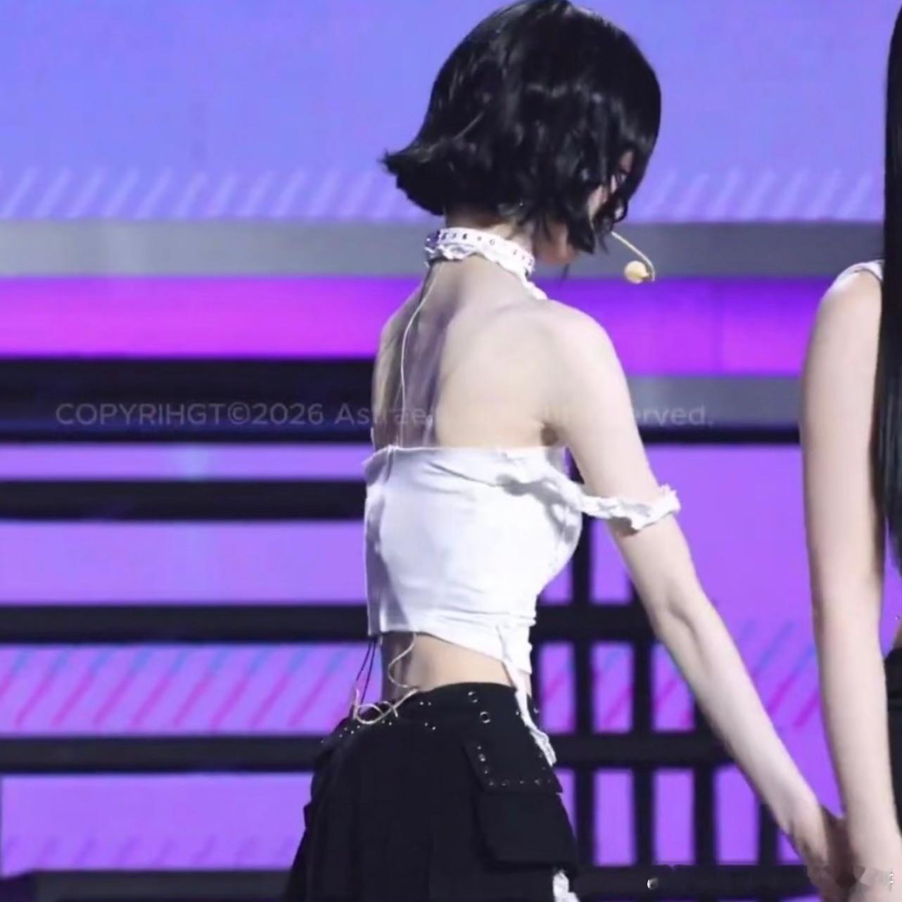 天啊这个爱豆真的太瘦了 