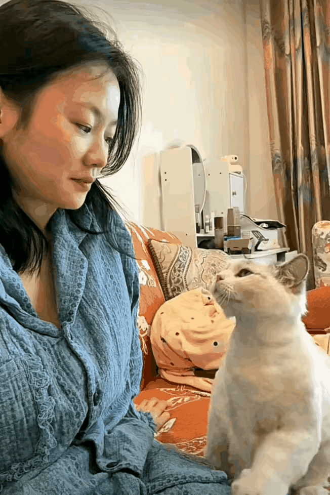 前世的恋人，深情地对望
