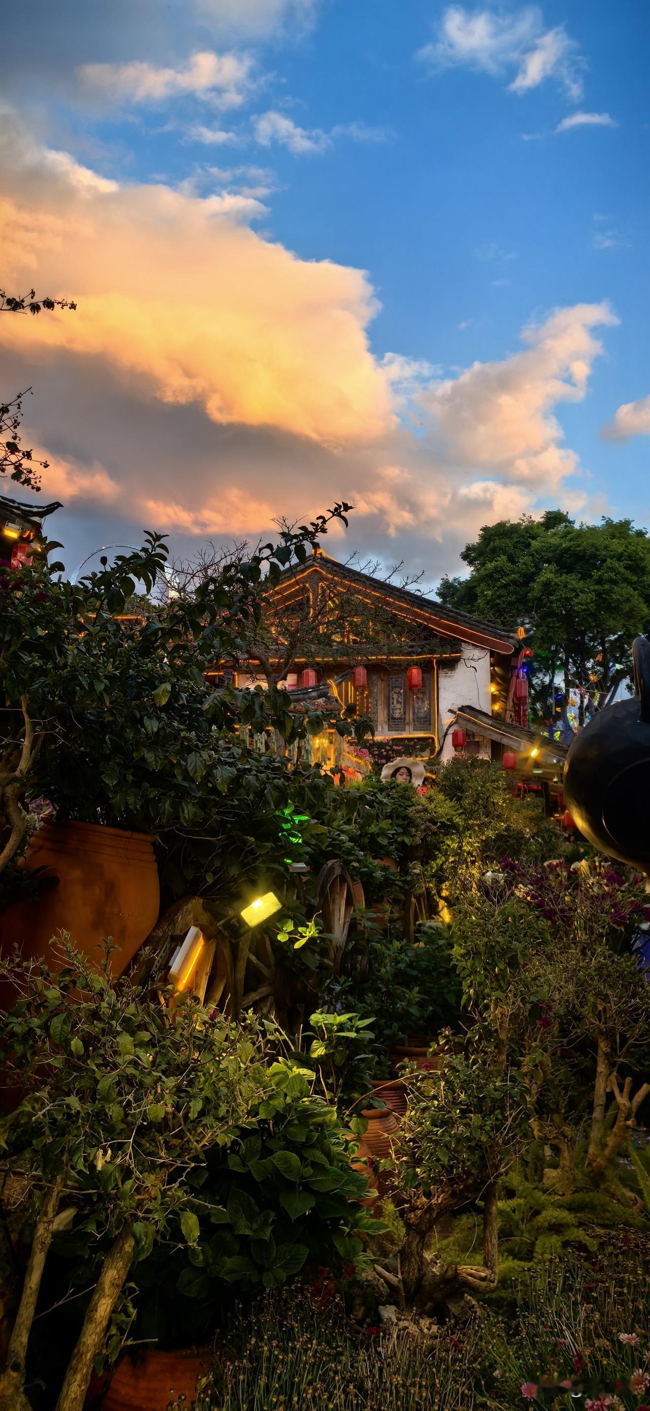 江城子·暮夜丽江
 
一城暮色笼清疆。茗烟扬，饼香长。
篱畔柔芳，风送径花香。巷