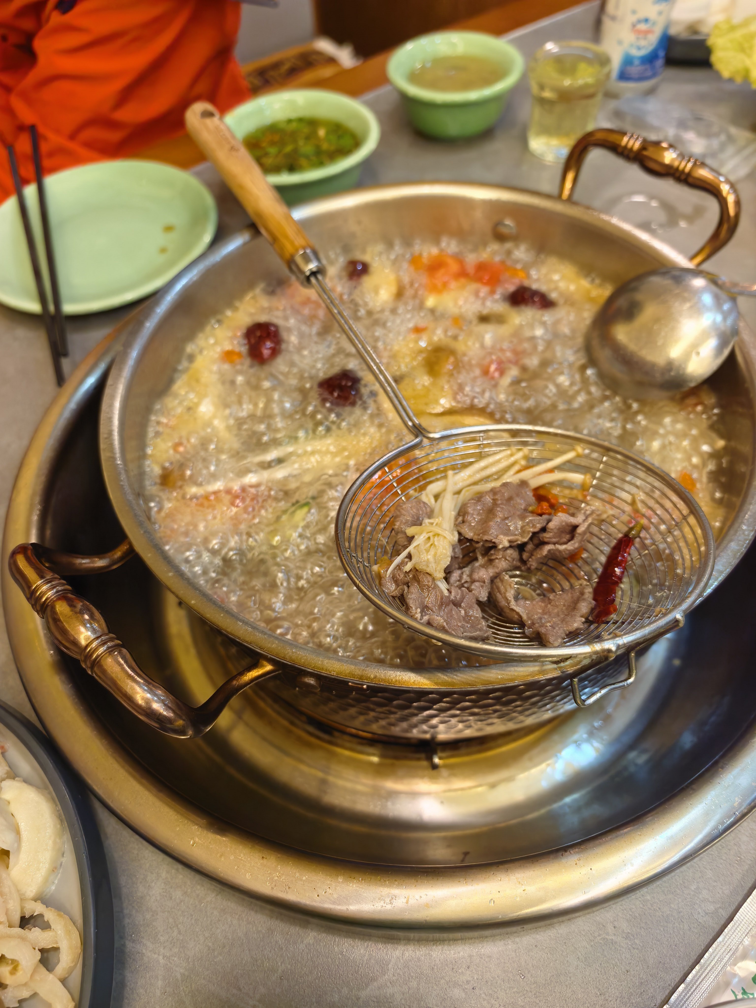 开了一天车来吃热腾腾的火锅啦希望明天天气好一点 甘孜