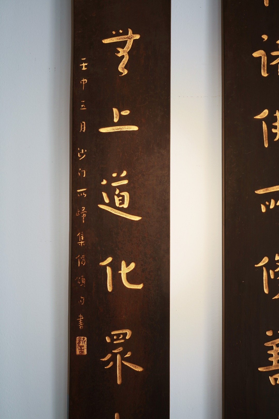 老楠木 | 七言联老楠木新作，手工刻画贴真金箔，题识：“于诸佛所修善法，以无上道