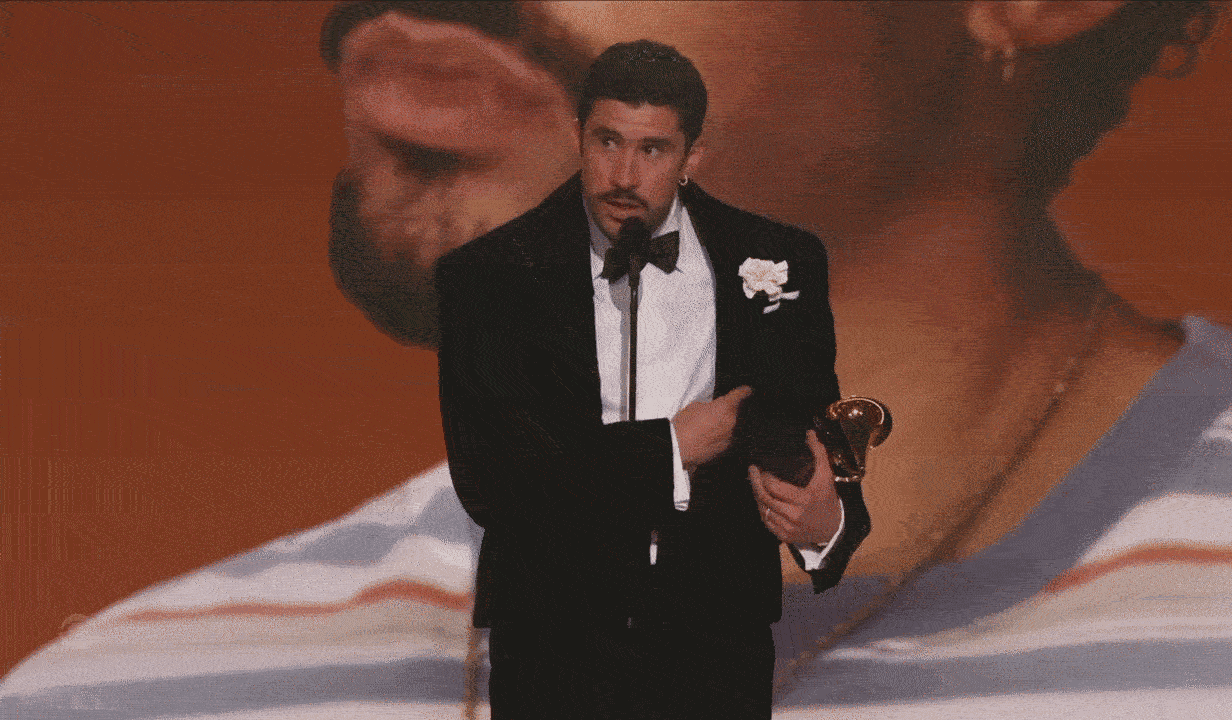 匠妹在坏兔兔Bad Bunny获得格莱美年度专辑大奖时舔舌头的表情走红网络，演“