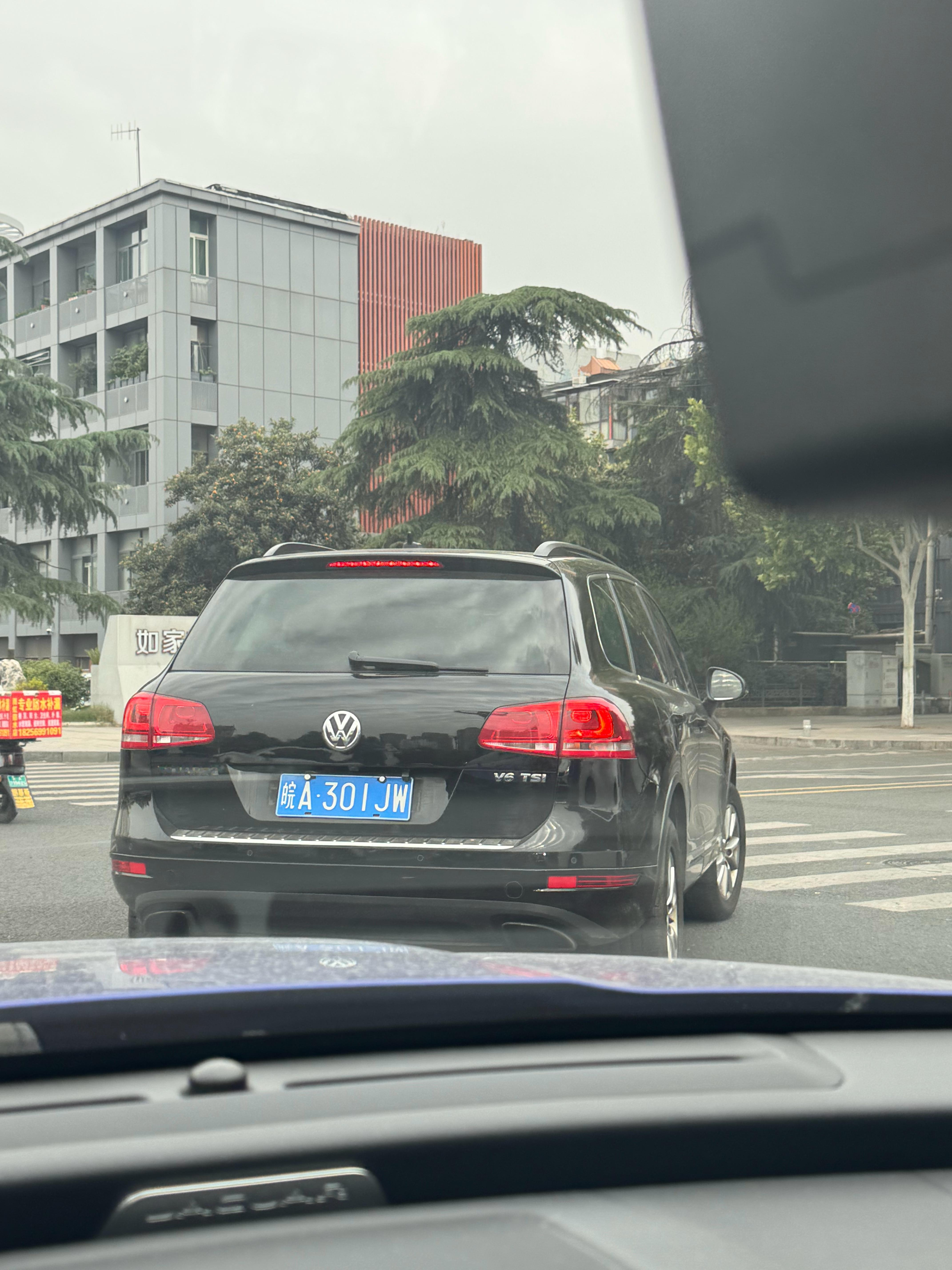 豪车超跑[超话]  带爆闪灯！尾号JW的都不能惹！ ​​​