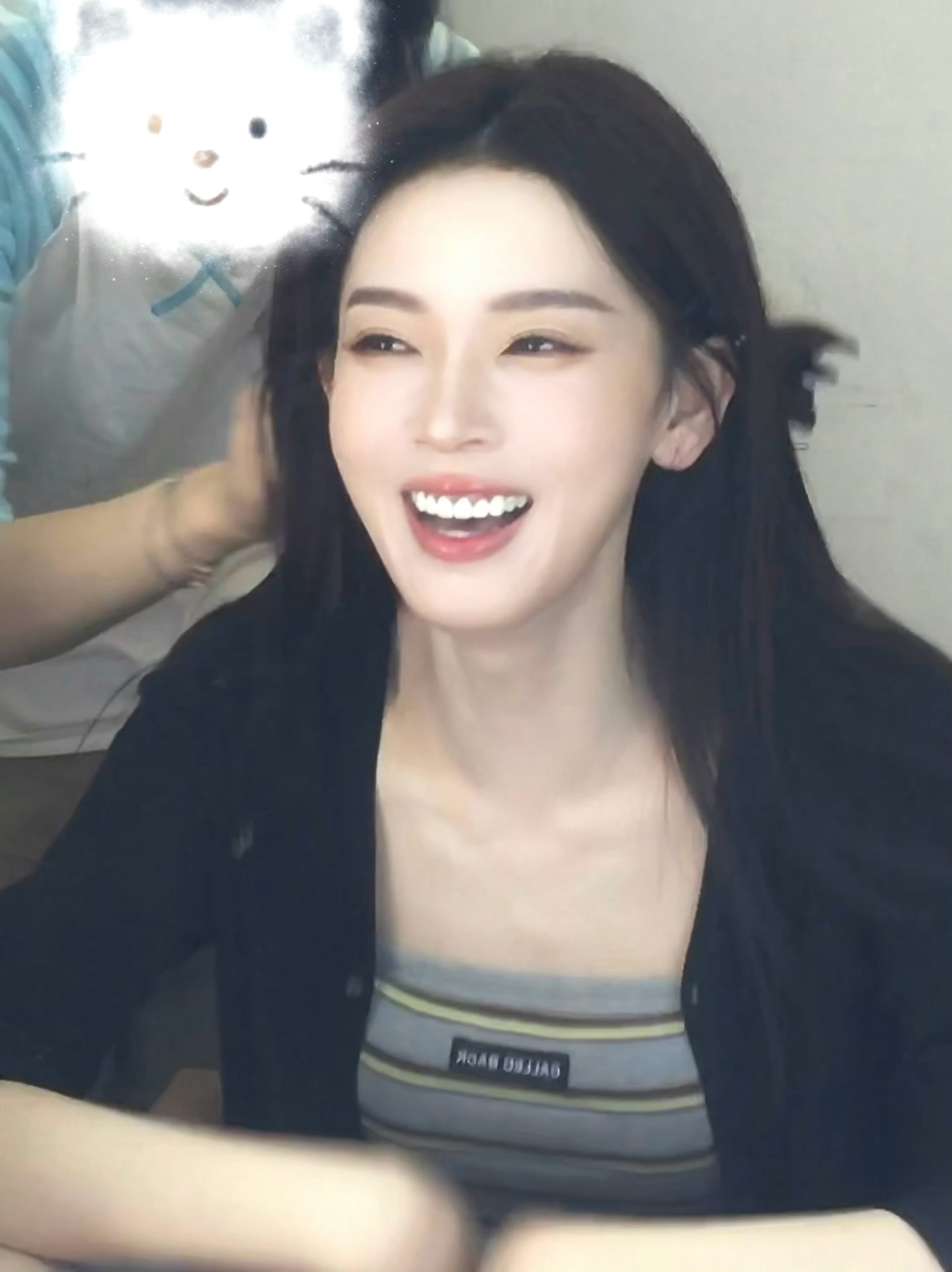 陈瑶好有古早美人的感觉陈瑶笑和不笑反差好大，笑起来明媚阳光，完全邻家大姐姐[送花