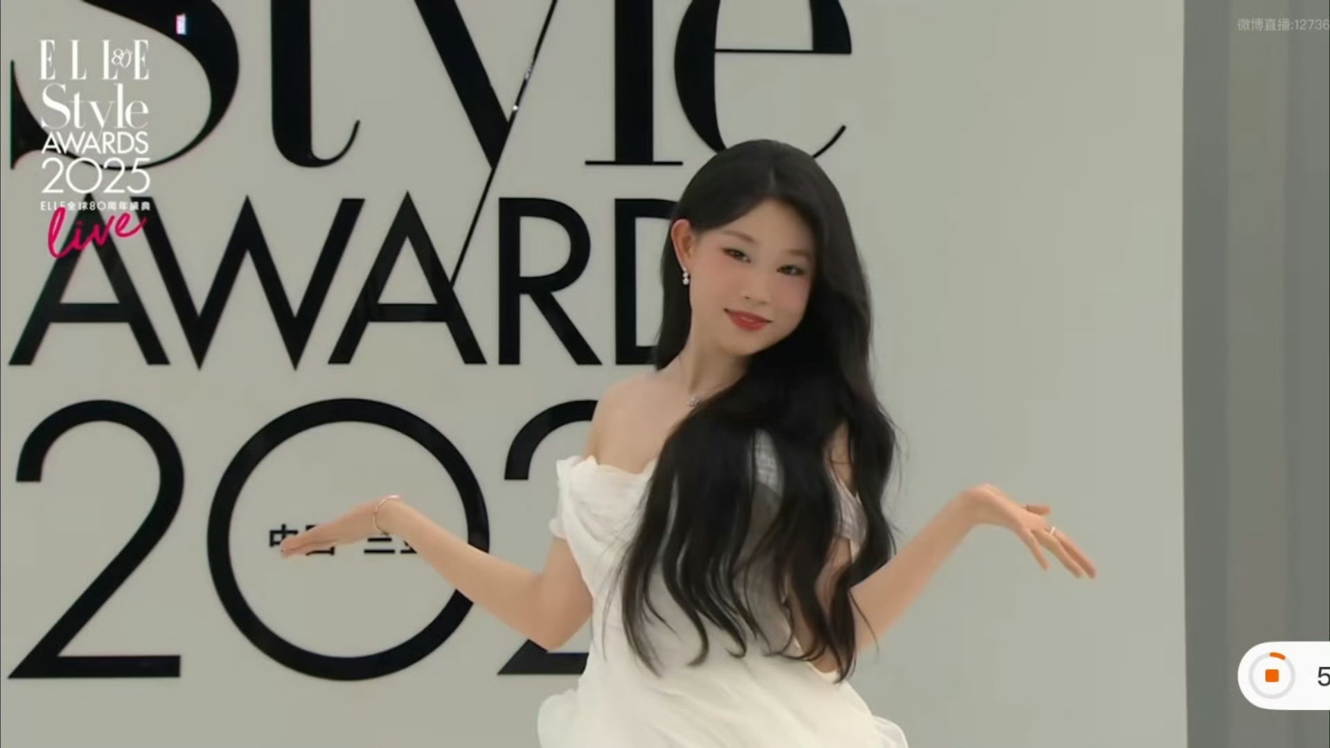 这是沈佳润出道后的首次红毯吧……好有活力！！[泪][泪] ​​​